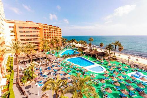 widok z lotu ptaka na ośrodek z basenem i oceanem w obiekcie Atardecer Beach Costa w mieście Benalmádena