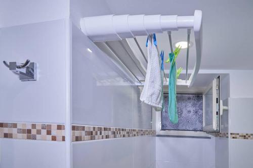 un bagno con lavandino e spazzolino appeso al soffitto di La Palma Loft Located in the Heart of Catania a Catania