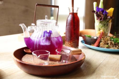 a jug of purple juice in a bowl on a table at 日月潭山慕藝旅 Sun Moon Inn in Yuchi