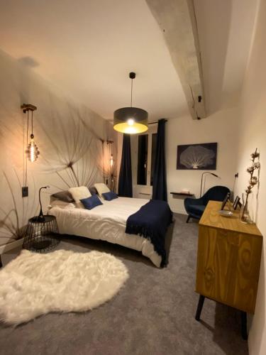 um quarto com uma cama grande e uma mesa em Les remparts em Semur-en-Auxois