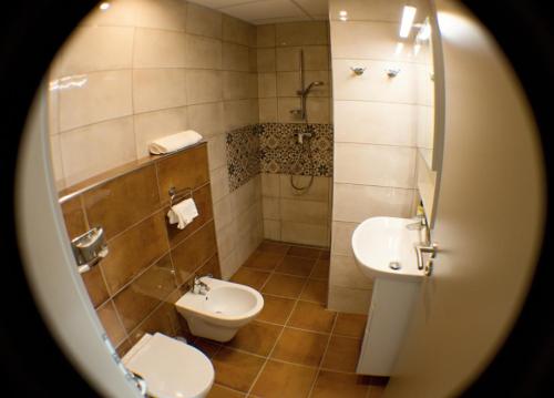 y baño con aseo y lavamanos. en Element en Český Krumlov