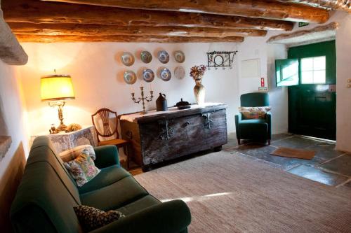 a living room with a couch and a table at Aldeia da Mata Pequena in Mafra