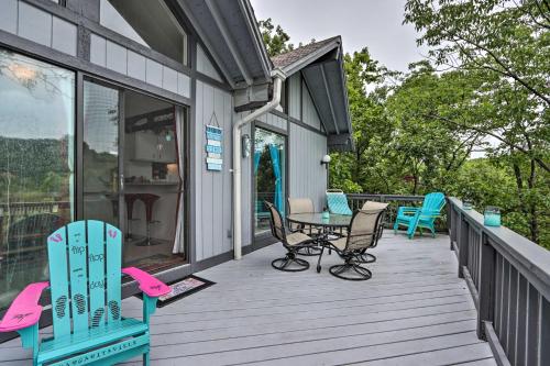 Balkoni atau teres di Less Than 1 Mi to the Lake Osage Beach Home with Deck