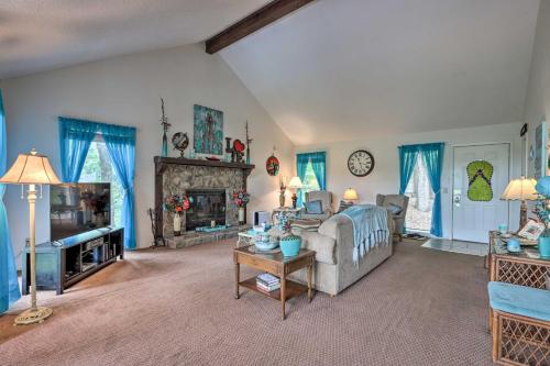 Televisyen dan/atau pusat hiburan di Less Than 1 Mi to the Lake Osage Beach Home with Deck