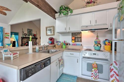 Dapur atau dapur kecil di Less Than 1 Mi to the Lake Osage Beach Home with Deck