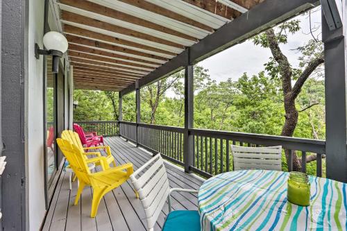 Balkoni atau teres di Less Than 1 Mi to the Lake Osage Beach Home with Deck