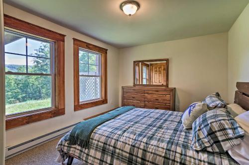 En eller flere senge i et værelse på Retreat with Game Room and Deck, 1 Mi to Camelback