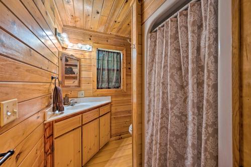 Ванна кімната в Ideally Located Broken Bow Cabin - Private Hot Tub