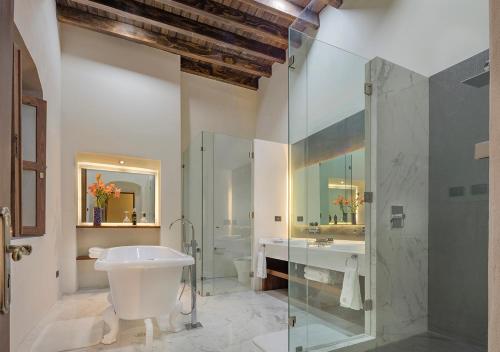 La salle de bains est pourvue d'une baignoire, d'un lavabo et d'une douche. dans l'établissement Casa Barroca, à Puebla