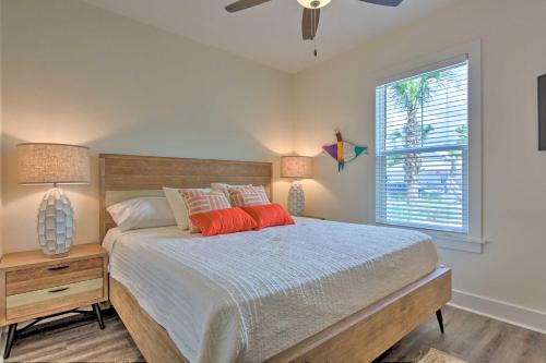Voodi või voodid majutusasutuse Bright Condo with Pool, 3 Blocks to Santa Rosa Beach toas