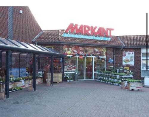 een supermarkt met een markt ervoor bij Ferienwohnung Horst in Nordenham