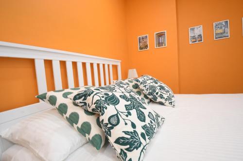 メータにあるBlue sea apartmentのオレンジ色の壁のベッドルーム1室、ベッド1台(枕付)