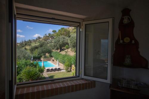 Vista sulla piscina di Borgo Riccio o su una piscina nei dintorni