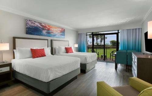 默特爾海灘的住宿－Grande Cayman Resort，酒店客房设有两张床和一个阳台。