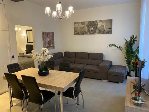 un salon avec une table et un canapé dans l'établissement ZEN and Charming - Center -5 min walk to Sea- 2BR, à Nice