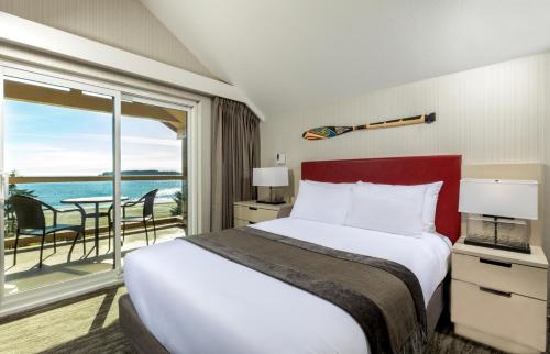 Postel nebo postele na pokoji v ubytování Best Western Plus Tin Wis Resort