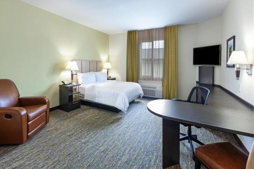 休斯頓的住宿－Candlewood Suites Houston - Spring, an IHG Hotel，配有一张床和一张书桌的酒店客房