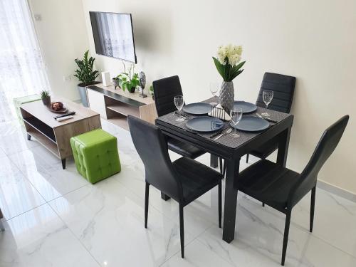 ein Esszimmer mit einem schwarzen Tisch und Stühlen in der Unterkunft 2 Bedroom Cozy Apartment near Tourist Area, 200m from sea in Paphos