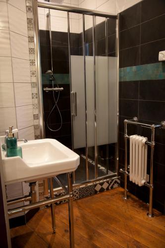 a bathroom with a sink and a shower at l'Ancre Vive in Charentay