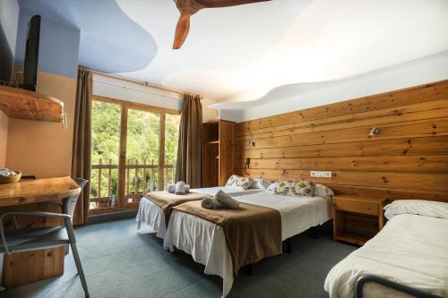 Llit o llits en una habitació de Hotel Restaurant Les Brases