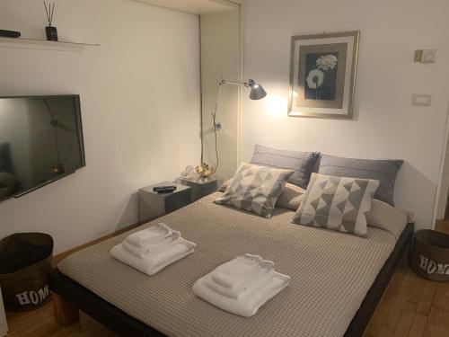 トリエステにあるAppartamento Trieste San Giustoのベッドルーム1室(ベッド1台、タオル2枚付)