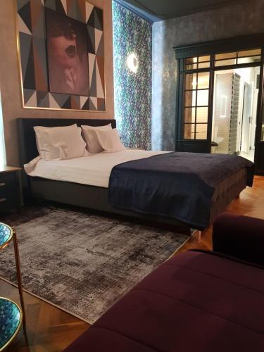 a bedroom with a large bed in a room at Alfa Studio in Sibiu