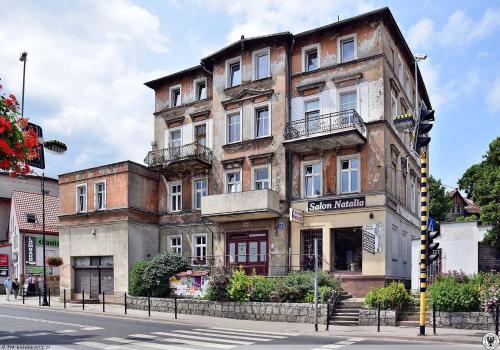 een oud gebouw op de hoek van een straat bij Apartament Szczawno-Zdrój CENTRUM in Szczawno-Zdrój