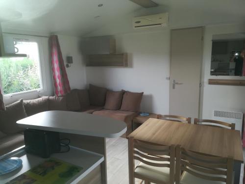 un soggiorno con un divano e un tavolo di MOBIL HOME 3ch 2sdb A LATTES a Lattes