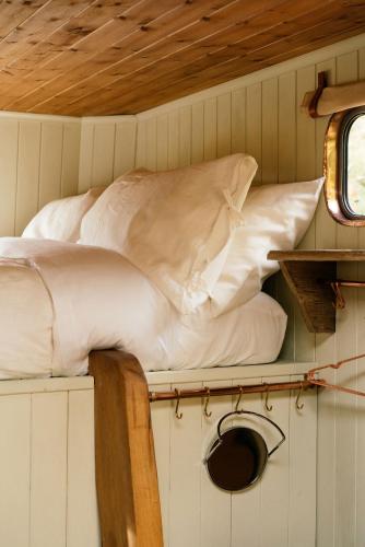 Postel nebo postele na pokoji v ubytování Abbeyfield Horsebox Glamping