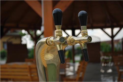 a close up of a glass table with a faucet at Dworek Zacisze in Września