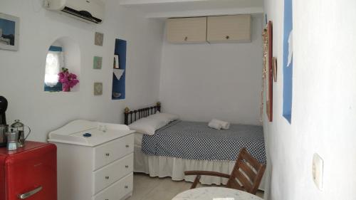 Säng eller sängar i ett rum på Traditional Renovated House in the Centre of Anafi