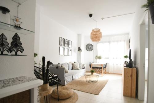 sala de estar con sofá y mesa en Beach apartment +3Bed +2Bath +Wifi, en Las Palmas de Gran Canaria