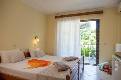 Postel nebo postele na pokoji v ubytování Aristides Hotel