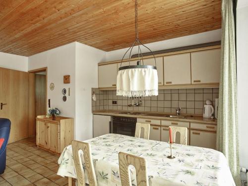 eine Küche mit einem Tisch und einem Esszimmer in der Unterkunft Snug Apartment in St Andreasberg in Harz in Sankt Andreasberg
