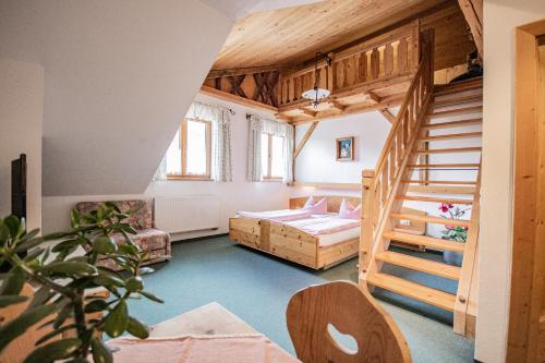 Großes Zimmer mit einem Bett und einer Treppe in der Unterkunft Gasthof Schützenwirt in Steinach am Brenner