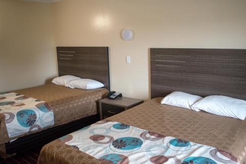 una habitación de hotel con 2 camas en una habitación en Kings Inn, en Lenoir City