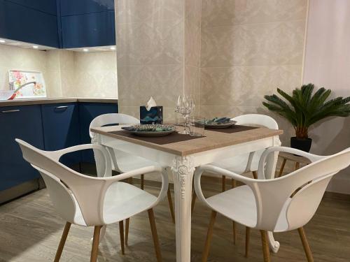 une table à manger avec des chaises blanches et une table dans l'établissement Large beautiful studio near the NEGRESCO HOTEL, à Nice