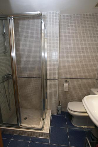 a bathroom with a shower and a toilet and a sink at Apartamento playa maravillosa 2 in Costa Calma