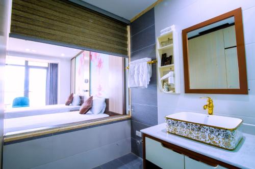 W łazience znajduje się łóżko z umywalką i lustrem. w obiekcie SAKURA HOTEL w mieście Hòa Bình