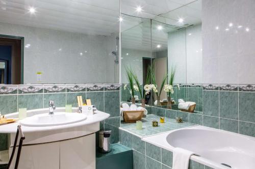 Bathroom sa Hôtel Le Maxime - Best Western Signature Collection