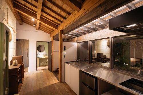 a kitchen with a counter and a fishtank at Bed and Craft RoKu in Nanto