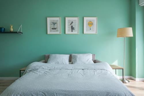 a blue bedroom with a bed with blue walls at Le Colibri - Stationnement gratuit - Balcon - Jusqu'à 4 personnes in Metz
