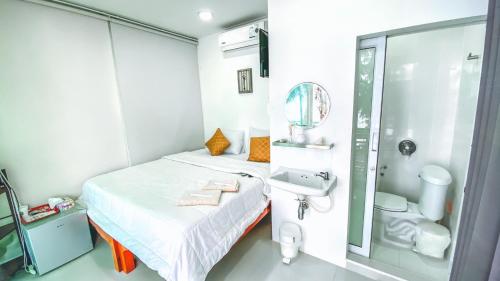 a hospital room with a bed and a sink at Khung Wimarn Beach home by 3Angels in Chanthaburi