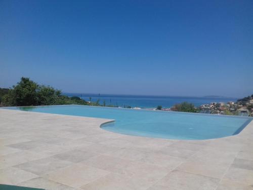Bazén v ubytovaní Gem Rosa Villa, Agios Stefanos, Corfu alebo v jeho blízkosti