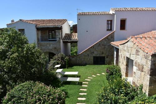 una imagen de un patio con una casa en Villa Menhir, en Lotzorai