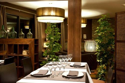 un comedor con una mesa con copas de vino en Hotel Cotori, en El Pont de Suert