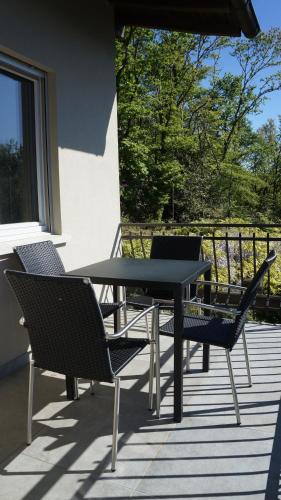 Casa Barbara - eine Oase der Ruhe oberhalb des Lago di Luganoにあるバルコニーまたはテラス