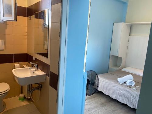 ミラノにあるホテル ケネディの小さなバスルーム(洗面台、トイレ付)