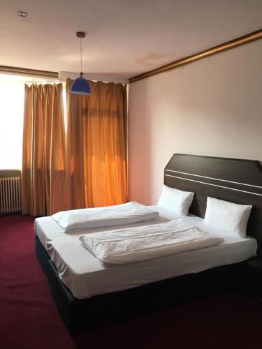 a bedroom with two beds with white sheets and pillows at Hotel Zollhof Wandsbek Markt in Hamburg