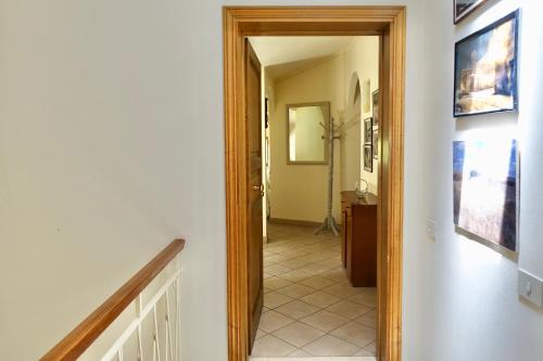 a hallway with a door leading into a room at Casa GINESTRA a Bagno Vignoni in Bagno Vignoni